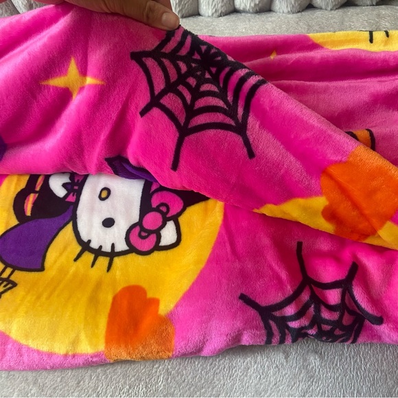 NEW! Hello Kitty Halloween Blanket, Pink Sanrio Hello Kitty Witch Plush Blanket - Picture 8 of 9
